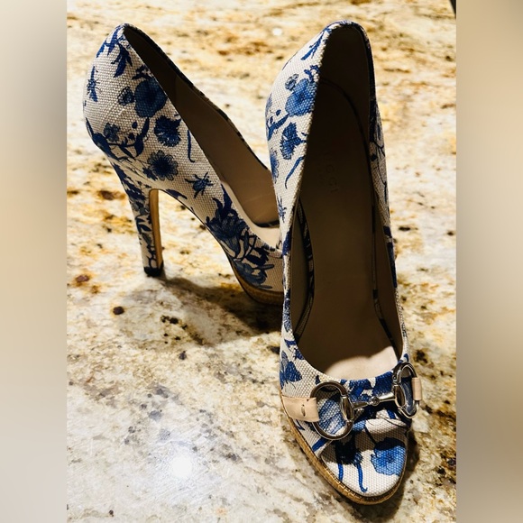 Gucci White/Blue Floral Print Canvas
Horsebit Peep Toe Platform Size 38. - Picture 2 of 5